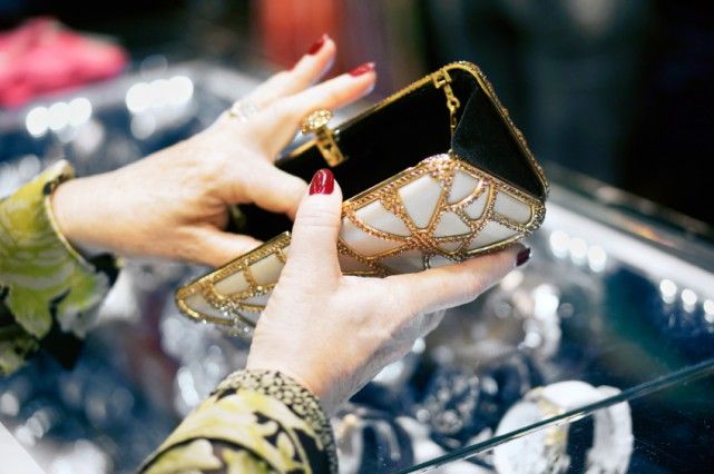 Should You Use a Credit or Debit Card To Make A Purchase?