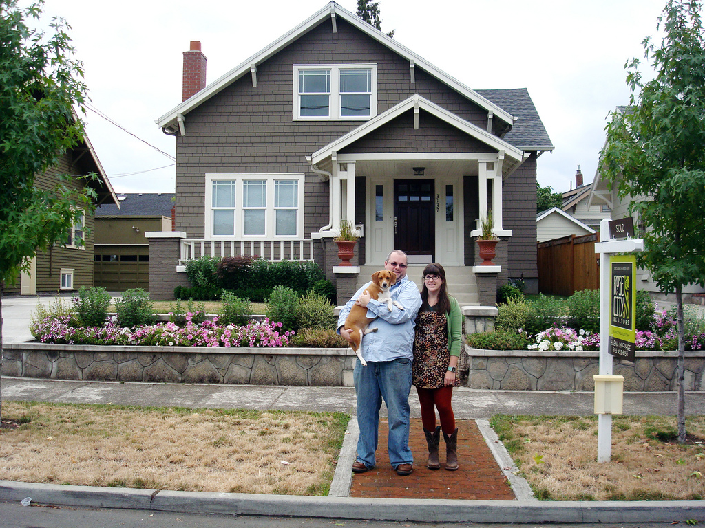 Learning the Difference Between These 2 Types of Lenders Makes It Easier to Pull the Trigger on Buying a House