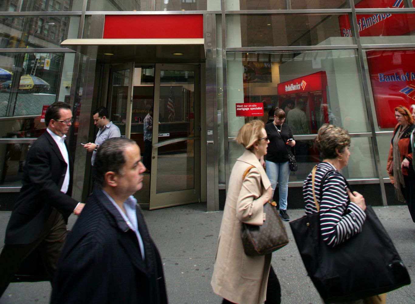 How to Avoid a Minimum Balance Checking Account Fee