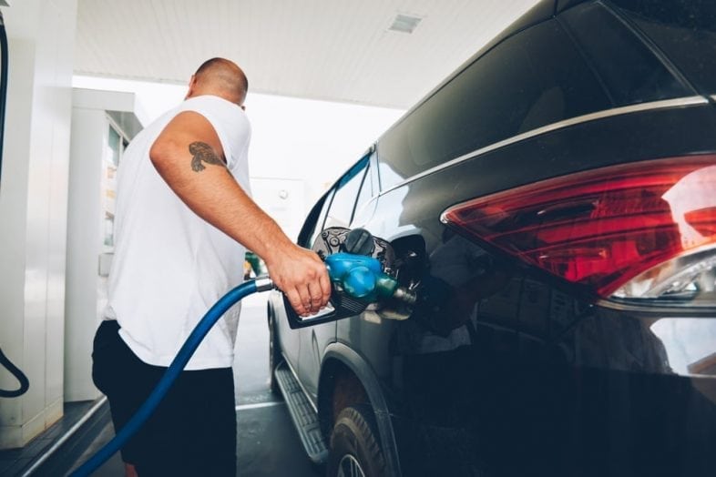The Best Mobile Apps to Help You Save on Gas at the Pump