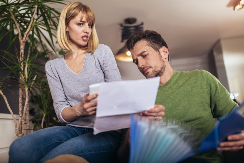 Who pays interest taxes on joint bank accounts?