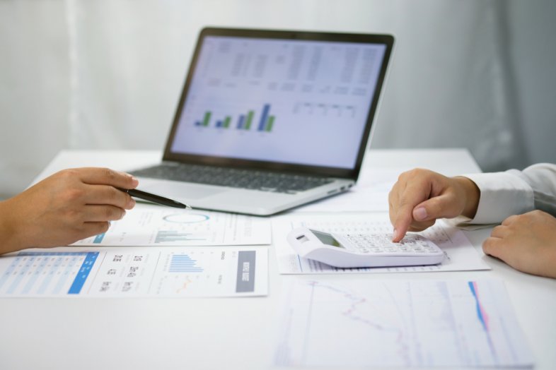 How to Calculate and Minimize Capital Gains Taxes on Your Investment Profits